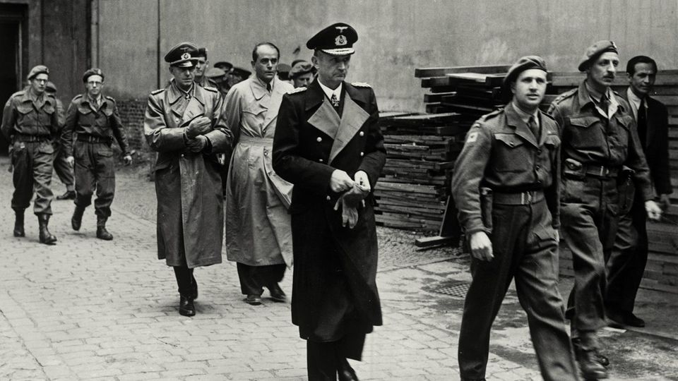 Karl Dönitz (Mitte), General Alfred Jodl und Rüstungsminister Albert Speer nach ihrer Verhaftung.