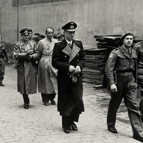 Karl Dönitz (Mitte), General Alfred Jodl und Rüstungsminister Albert Speer nach ihrer Verhaftung.