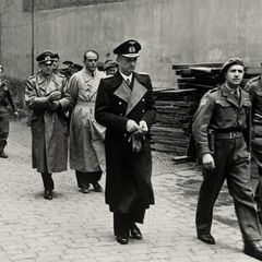 Karl Dönitz (Mitte), General Alfred Jodl und Rüstungsminister Albert Speer nach ihrer Verhaftung.