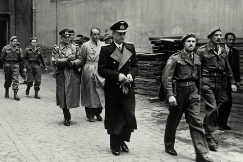 Karl Dönitz (Mitte), General Alfred Jodl und Rüstungsminister Albert Speer nach ihrer Verhaftung.