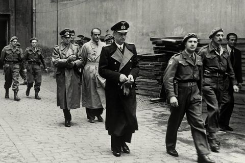 Karl Dönitz (Mitte), General Alfred Jodl und Rüstungsminister Albert Speer nach ihrer Verhaftung.