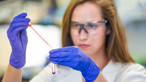 Die Diagnose: Eine Frau erkrankt immer wieder an Krebs – ein Test könnte Klarheit schaffen