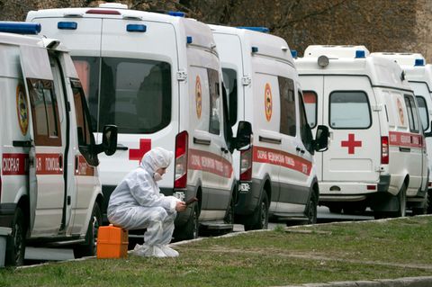 Russland, St.Petersburg: Krankenwagen stehen Schlange