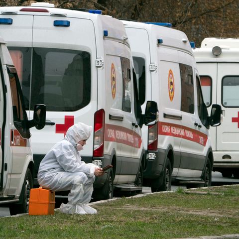 Russland, St.Petersburg: Krankenwagen stehen Schlange