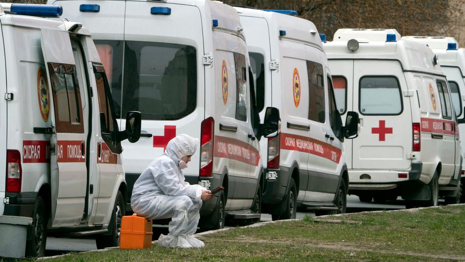 Russland, St.Petersburg: Krankenwagen stehen Schlange