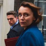 Bodyguard  Wann immer eine attraktive Frau in Film und Serien einen Personenschützer anheuert, werfen sich beide erst vielsagende Blicke zu, kurz darauf teilen sie die Bettdecke. So ist es auch in der BBC-Serie "Bodyguard". Doch die Serie ist vielschichtiger als der gleichnamige Film mit Whitney Houston und Kevin Costner in den Hauptrollen, der Anfang der Neunziger die Herzen rührte. Der Sechsteiler wartet in jeder Folge mit einer neuen Wendung auf und ist spannend bis zum Schluss. Gelegentlich wird es zwar etwas hanebüchen, dennoch: ein kurzweiliger Briten-Thriller für Krimifreunde.  Spielzeit: sechs Stunden über sechs Episoden  Verfügbar auf: Netflix
