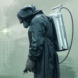Chernobyl  Wohl jeder kennt die Geschichte von Tschernobyl, jenem Atommeiler in der UdSSR, der im Jahr 1986 explodierte. Doch selten wurde sie so packend erzählt wie in der gleichnamigen HBO-Miniserie. Minutiös wird das Unglück geschildert, doch am Ende bleiben nicht die Bilder des brennenden Reaktors und der sich davor übergebenden Rettungskräfte hängen. Es sind die Krisengespräche in den Hinterzimmern, mit denen die Parteiführung immer verzweifelter versucht, die Wahrheit unter den Teppich zu kehren. Vor allem die Hauptdarsteller Jared Harris als Legasow und Stellan Skarsgard als Shcherbina spielen exzellent.  Spielzeit: rund 5,5 Stunden über fünf Episoden  Verfügbar auf: Sky