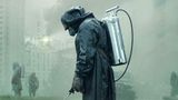 Chernobyl  Wohl jeder kennt die Geschichte von Tschernobyl, jenem Atommeiler in der UdSSR, der im Jahr 1986 explodierte. Doch selten wurde sie so packend erzählt wie in der gleichnamigen HBO-Miniserie. Minutiös wird das Unglück geschildert, doch am Ende bleiben nicht die Bilder des brennenden Reaktors und der sich davor übergebenden Rettungskräfte hängen. Es sind die Krisengespräche in den Hinterzimmern, mit denen die Parteiführung immer verzweifelter versucht, die Wahrheit unter den Teppich zu kehren. Vor allem die Hauptdarsteller Jared Harris als Legasow und Stellan Skarsgard als Shcherbina spielen exzellent.  Spielzeit: rund 5,5 Stunden über fünf Episoden  Verfügbar auf: Sky