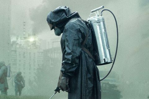 Chernobyl  Wohl jeder kennt die Geschichte von Tschernobyl, jenem Atommeiler in der UdSSR, der im Jahr 1986 explodierte. Doch selten wurde sie so packend erzählt wie in der gleichnamigen HBO-Miniserie. Minutiös wird das Unglück geschildert, doch am Ende bleiben nicht die Bilder des brennenden Reaktors und der sich davor übergebenden Rettungskräfte hängen. Es sind die Krisengespräche in den Hinterzimmern, mit denen die Parteiführung immer verzweifelter versucht, die Wahrheit unter den Teppich zu kehren. Vor allem die Hauptdarsteller Jared Harris als Legasow und Stellan Skarsgard als Shcherbina spielen exzellent.  Spielzeit: rund 5,5 Stunden über fünf Episoden  Verfügbar auf: Sky