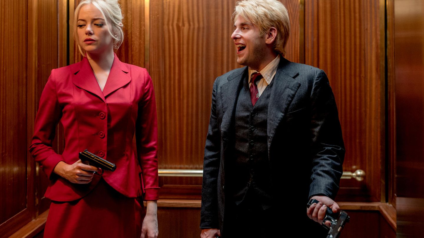 Tipps: Maniac Diese Serie ist … nunja, speziell. Stilistisch ist sie zwischen "Black Mirror" und Michel Gondrys Drama "Vergiss mein nicht!" angesiedelt. Es geht um zwei Figuren (toll besetzt mit Emma Stone und Jonah Hill), die aus unterschiedlichen Gründen der Spätphase einer pharmazeutischen Studie beitreten. Es folgt ein Parcoursritt durch diverse Traumebenen und Genres der Film- und Seriengeschichte. Der kreative Kopf hinter "Maniac" ist übrigens Cary Joji Fukunaga, der zuvor für den Südstaaten-Look von "True Detective" verantwortlich war. Anstrengend und doch faszinierend. Spielzeit: rund 6,5 Stunden über zehn Episoden Verfügbar auf: Netflix Maniac Diese Serie ist … nunja, speziell. Stilistisch ist sie zwischen "Black Mirror" und Michel Gondrys Drama "Vergiss mein nicht!" angesiedelt. Es geht um zwei Figuren (toll besetzt mit Emma Stone und Jonah Hill), die aus unterschiedlichen Gründen der Spätphase einer pharmazeutischen Studie beitreten. Es folgt ein Parcoursritt durch diverse Traumebenen und Genres der Film- und Seriengeschichte. Der kreative Kopf hinter "Maniac" ist übrigens Cary Joji Fukunaga, der zuvor für den Südstaaten-Look von "True Detective" verantwortlich war. Anstrengend und doch faszinierend. Spielzeit: rund 6,5 Stunden über zehn Episoden Verfügbar auf: Netflix