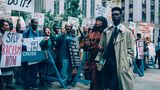 When They See Us  "When They See Us" erzählt den wahren Fall der Central Park Five: Es ist die Geschichte von fünf unschuldigen Jugendlichen, die im Frühjahr 1989, also vor drei Jahrzehnten, für die Vergewaltigung einer Joggerin verurteilt wurden. Es ist ein unheilvolles Lehrstück über die Dynamik rassistischer Ungerechtigkeit - und rührt zu Tränen.  Spielzeit: rund fünf Stunden über vier Episoden  Verfügbar auf: Netflix