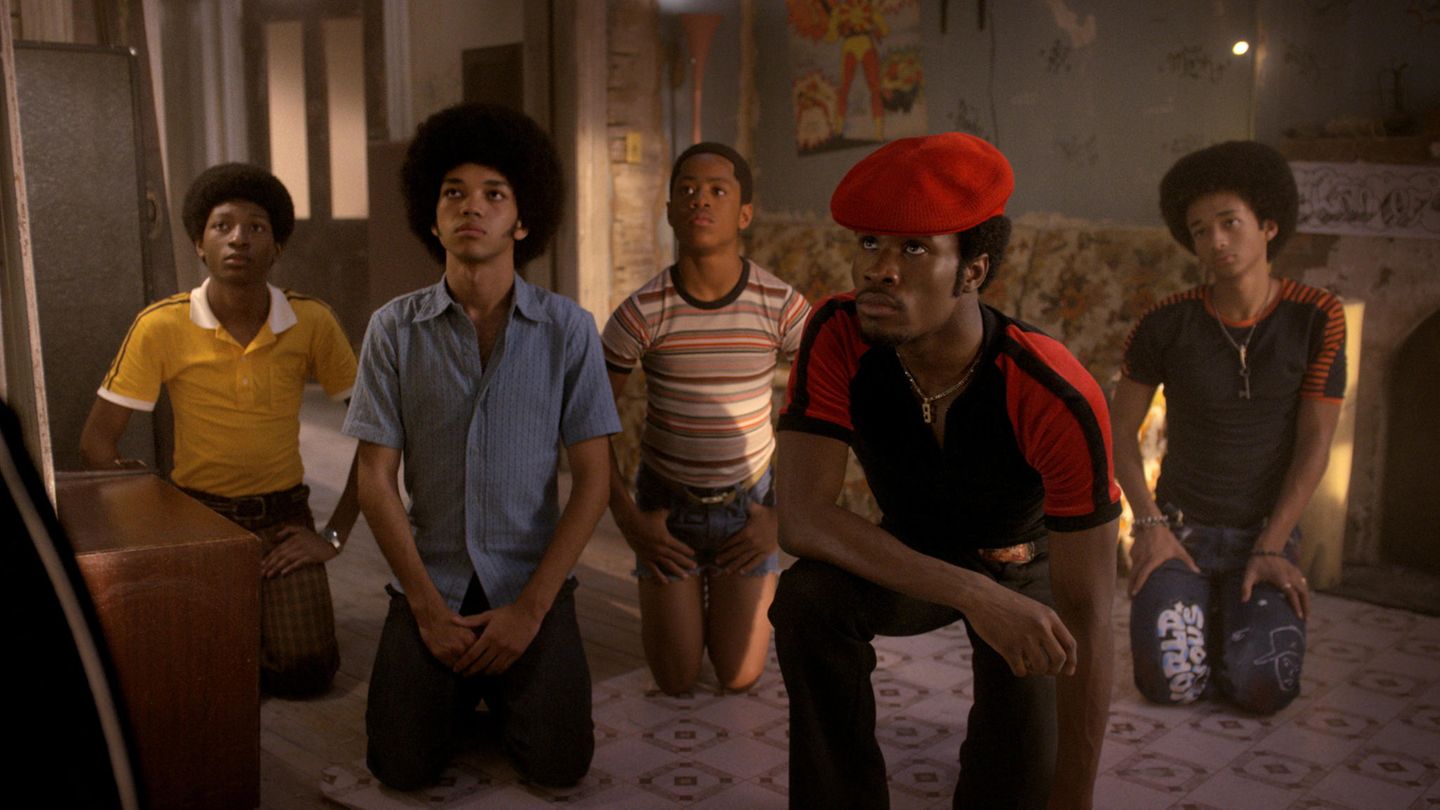 Tipps: The Get Down Diese Serie spielt in den 1970ern und schildert den Aufstieg des Hip-Hip und der Discomusik durch die Augen einer Gruppe von Teenagern aus der New Yorker Bronx. Bildgewaltiger geht es kaum (die Kosten lagen bei 120 Millionen US-Dollar), und obwohl die Serie bei Fans und Kritikern gut ankam - Durchschnittsbewertung bei IMDB: 8,3 von 10 Punkten -, wurde sie nach nur einer Staffel abgesetzt. Spielzeit: rund zehn Stunden in elf Episoden Verfügbar auf: Netflix The Get Down Diese Serie spielt in den 1970ern und schildert den Aufstieg des Hip-Hip und der Discomusik durch die Augen einer Gruppe von Teenagern aus der New Yorker Bronx. Bildgewaltiger geht es kaum (die Kosten lagen bei 120 Millionen US-Dollar), und obwohl die Serie bei Fans und Kritikern gut ankam - Durchschnittsbewertung bei IMDB: 8,3 von 10 Punkten -, wurde sie nach nur einer Staffel abgesetzt. Spielzeit: rund zehn Stunden in elf Episoden Verfügbar auf: Netflix