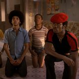 The Get Down  Diese Serie spielt in den 1970ern und schildert den Aufstieg des Hip-Hip und der Discomusik durch die Augen einer Gruppe von Teenagern aus der New Yorker Bronx. Bildgewaltiger geht es kaum (die Kosten lagen bei 120 Millionen US-Dollar), und obwohl die Serie bei Fans und Kritikern gut ankam - Durchschnittsbewertung bei IMDB: 8,3 von 10 Punkten -, wurde sie nach nur einer Staffel abgesetzt.  Spielzeit: rund zehn Stunden in elf Episoden  Verfügbar auf: Netflix