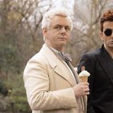 Good Omens  Ein Engel und ein Dämon müssen sich zusammenschließen, um einen Weg zu finden, die Welt zu retten. Klingt wie eine mäßig unterhaltsame 90er-Jahre-Serie, basiert aber auf einem Buch von Terry Pratchett. Das allein genügt eigentlich, dass man dringend einschalten sollte. Belohnt wird man mit einer beinahe romantischen Männerfreundschaft und Dialogen voller Wortwitz.  Spielzeit: rund sechs Stunden über sechs Episoden  Verfügbar auf: Amazon Prime Video