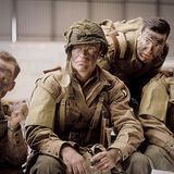 Band of Brothers - Wir waren wie Brüder  Wohl kaum ein Stoff wurde häufiger verfilmt als die Schlachten des Zweiten Weltkriegs. Umso interessanter war daher der Ansatz von Tom Hanks und Steven Spielberg: Sie schilderten die Ereignisse von der Landung der Alliierten in der Normandie bis zu den letzten Tagen des Dritten Reichs ohne Helden und Hauptfiguren. Und das Konzept ging auf: "Band of Brothers" gilt, obwohl bereits 2001 erschienen, bis heute als eine der besten Serien aller Zeiten.  Spielzeit: zehn Stunden in zehn Episoden  Verfügbar auf: Sky