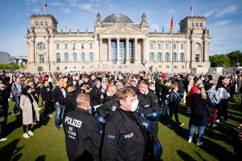 Versammmlung vor Berliner Reichstagsgebäude