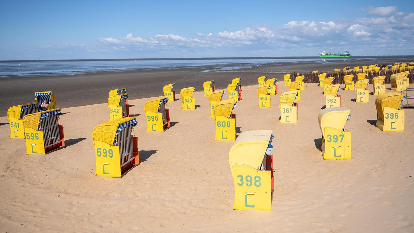  Urlaub in Niedersachsen soll bald wieder möglich sein: Noch stehen die Strandkörbe in Cuxhaven leer