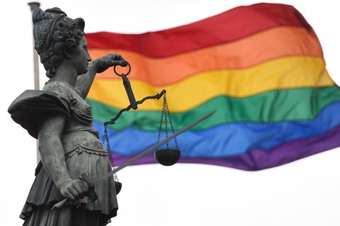 Die Regenbogenfahne wehr auf dem Frankfurter Römerberg.