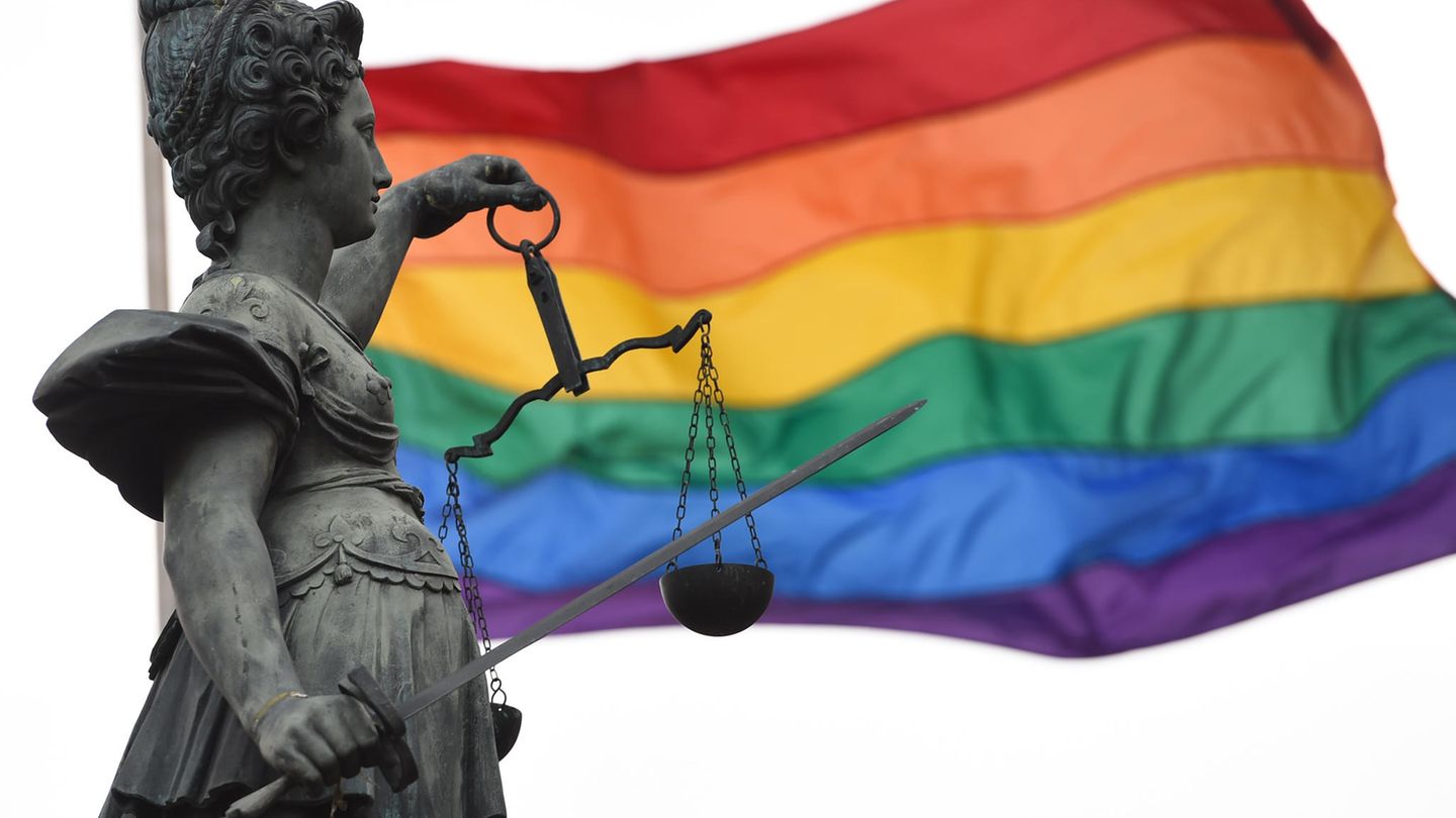 Die Regenbogenfahne wehr auf dem Frankfurter Römerberg.