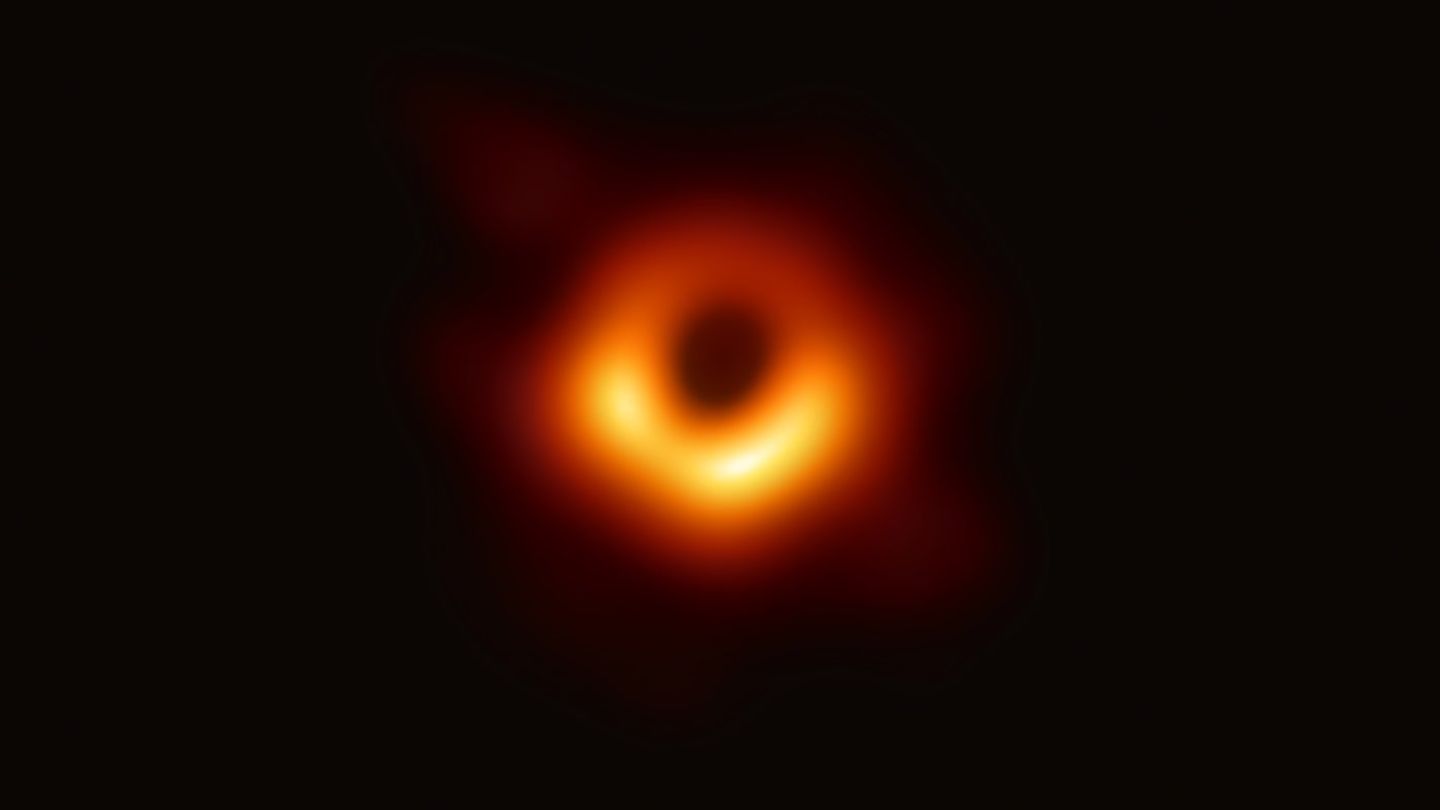 ein schwarzes Loch leuchtet