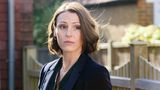 Doctor Foster – die Wut der Hölle im Kleinstadtidyll  Lasen Sie sich nicht täuschen, diese nette Frau macht keine Gefangenen. "Hell hath no fury like a woman scorned" ist ein bekanntes britisches Sprichwort. Und Doctor Foster ist diese Frau. Unzählige Serien basieren auf dem Modell "Affäre führt zum Ende der Ehe mit Scheppern und Getöse", doch Doctor Foster unterscheidet sich von allen. Hier greift niemand zu Messer oder Gift, das Drama ist in einem in der gut-situierten Langeweile einer Vorstadt angesiedelt. Gemma Foster ist glücklich mit ihrem Simon verheiratet, bis sie ein blondes Haar entdeckt. Nun beginnt ihre Welt zu reißen. Es gibt Tränen, Reue, Verzweiflung, Versöhnung und Lügen. Doch unter der Oberfläche des alltäglich-britischen Ehedramas entfesselt Drehbuchautor Mike Bartlett ("The Town", "Doctor Who") eine Geschichte mit der Unbarmherzigkeit des Alten Testaments. Wie in der griechischen Tragödie ist das Ende unausweichlich. Gemma und Simon können strampeln und zappeln soviel sie wollen, es zieht sie doch zum Ende hin. Denn nicht einmal die Hölle kennt die Wut einer betrogenen Frau.  "Doctor Foster" gehört zu erfolgreichsten Serien der BBC, in Deutschland lief sie unter dem Radar. Es gibt zwei Staffeln zu je fünf Folgen.