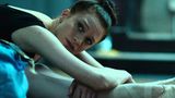 Flesh and Bone – die Dämonen des Tanzes   "Black Swan" ist eine der wenigen ernst zu nehmenden Ballettfilme. Leider hat Hauptdarstellerin Natalie Portman das Ansehen des Films ruiniert. In grenzenloser Eitelkeit tat sie so, als hätte sie selbst die Tanzszenen absolviert. So dreist, bis sie von ihrem Bodydouble der Tänzerin Sarah Lane öffentlich als unbewegliche Aufschneiderin gedemütigt wurde. Das kann bei "Flesh and Bone" nicht passieren. Claire, die supertalentierte Newcomerin, wird von Sarah Hay gespielt – Solistin am Ballett der Semperoper. Alle Tänzer der Serie sind herausragende Talente. Die Übungen und die Tanzszenen stammen aus einer anderen Welt. Nicht zu vergleichen mit Filmproduktionen, bei denen die Schauspieler ein paar eindrucksvolle Posen und Schrittfolgen einstudiert haben.  Die Handlung ist kompliziert. Einerseits gibt es die erwartbare Tanzgeschichte: Eine junge, unglaublich begabte Frau kommt in eine Schule und spielt alle an die Wand. Es folgen Hass, Intrigen, Tränen und blutige Füße. Kein Klischee wird ausgelassen vom stockschwulen Ballettmeister bis hin zu schmierigen Sponsoren aus der osteuropäischen Mafia. Doch hinter der Tanzwelt tun sich zwei Abgründe auf. Denn Claire hat ein dunkles, inzestuöse Geheimnis hinter sich gelassen, das mit ihrem verstörenden Bruder wieder in ihrer neuen Welt auftaucht. Und dann gibt es noch ihren verrückten Nachbarn, der unter dem Dach haust und als Fantasy-Ritter gegen die Dämonen aus seiner Einbildung kämpft. Diese Handlungsstränge vermischen sich und vielleicht existieren die Dämonen gar nicht nur in im Kopf des Verrückten.