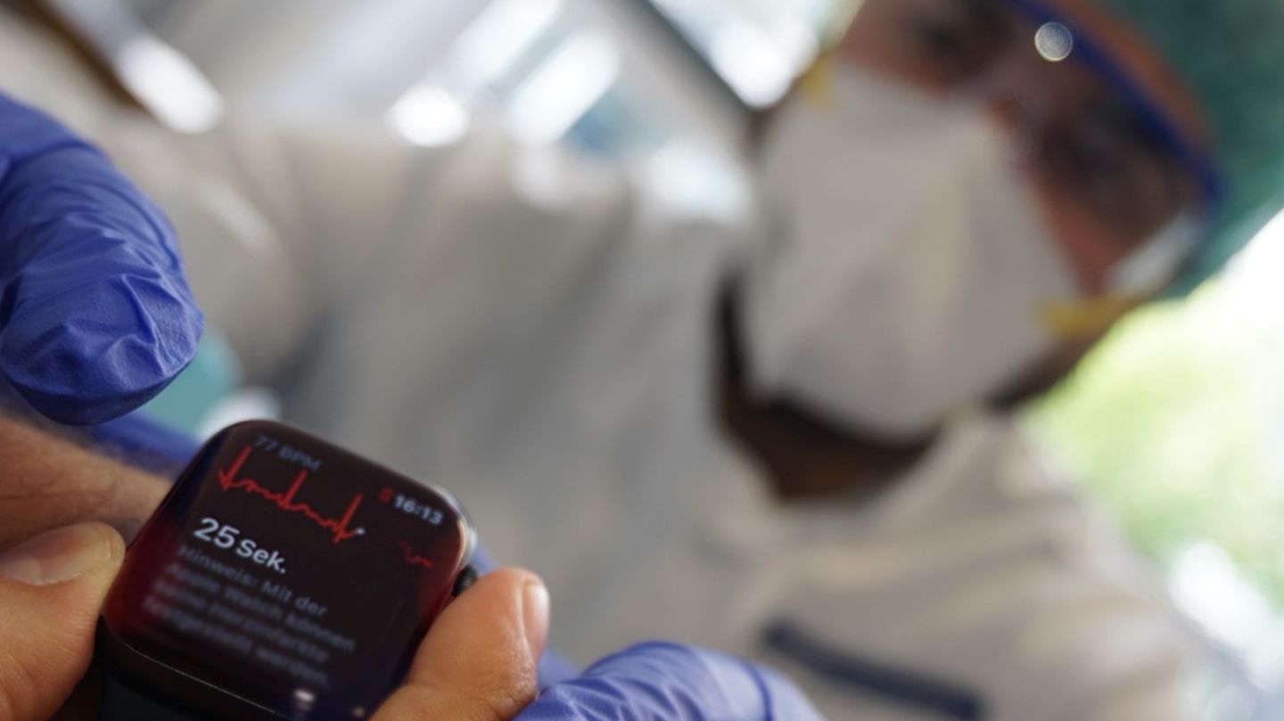 Kardiologe über Smartwatches: Ein Studienarzt von "Informatics for Life" instruiert einen Covid-19 Patienten, wie er sein EKG aufzeichnet, welches mehrmals pro Tag an das Studienzentrum übermittelt und von Spezialisten ausgewertet wird. Ein Studienarzt von "Informatics for Life" instruiert einen Covid-19 Patienten, wie er sein EKG aufzeichnet, welches mehrmals pro Tag an das Studienzentrum übermittelt und von Spezialisten ausgewertet wird.
