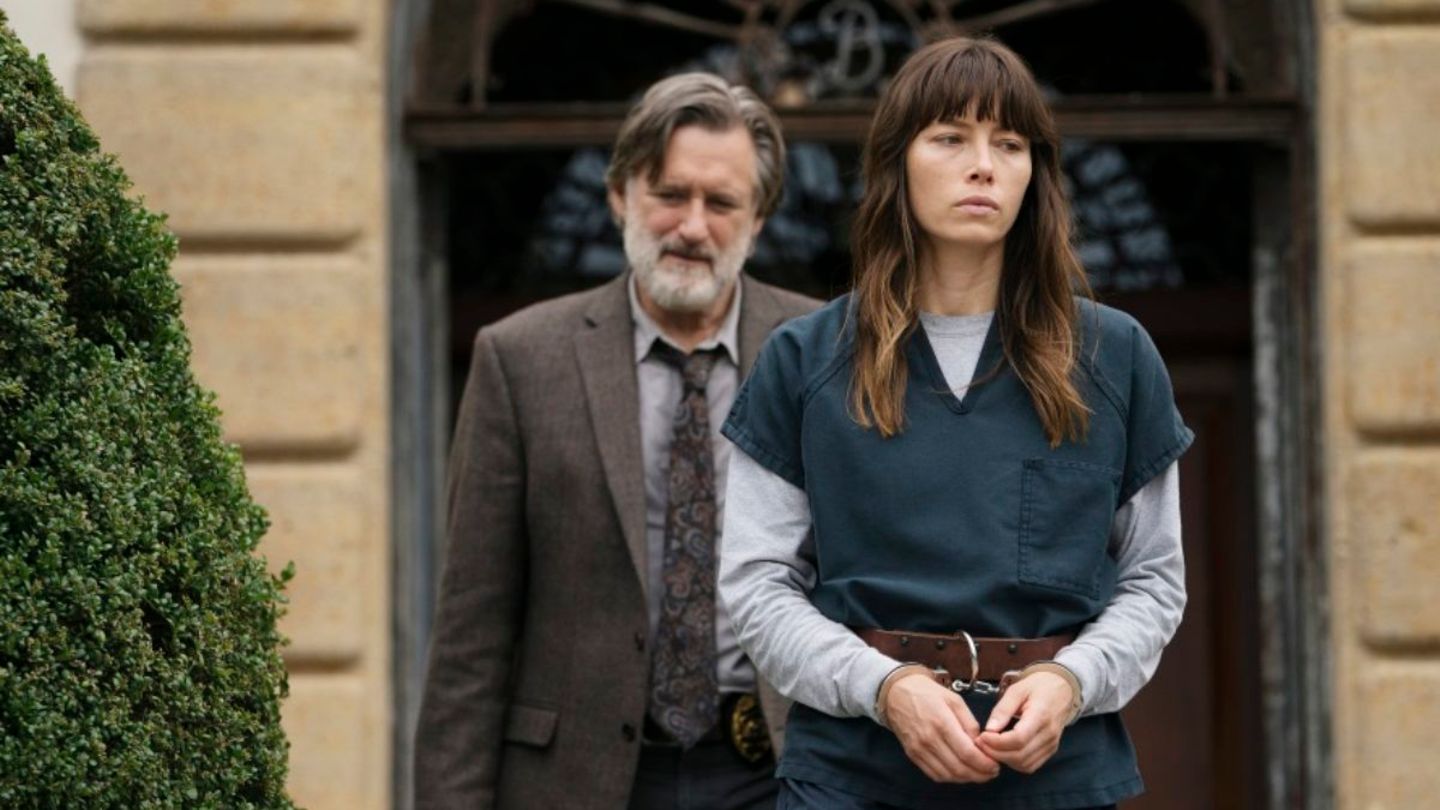 Klassiker und Geheimtipps: The Sinner – Psychoschauspiel von Jessica Biel und Bill Pullman Wer war der Mörder? Das ist bei "The Sinner" nicht die Frage. Die leicht genervte Cora Tannetti sitzt mit ihrer Familie am Strand, schwimmt ein paar Züge, isst einen Happen und springt plötzlich auf und ersticht einen Fremden. Die Tat ist klar, aber das Motiv ist es nicht, auch Cora, gespielt von Jessica Biel, kennt es nicht. Sind es ihre Medikamente? Ist es ein Trauma? Oder einfach ihr schlechtes Blut? Cora will es auch gar nicht wissen, sie plädiert auf schuldig, um eine Gerichtsverhandlung und eine Auseinandersetzung zu vermeiden. Bis Detektiv Harry Ambrose auf sie trifft. Der grummelige Einzelgänger ist mindestens so verstört wie die Inhaftierte. Der eigentliche Reiz der Serie liegt weniger im Aufdecken der spannenden Vorgeschichte des Mordes. Die Konfrontation von Cora und Harry macht die Serie einzigartig. Jessica Biel, erprobt in zahlreichen Gruselrollen, spielt Cora mit eingefrorener Schönheit. Nur in Schüben und unter Krämpfen würgt sie einzelne Erinnerungsbrocken herauf. Noch eindrucksvoller gibt Bill Pullman den neurotischen Detektiv, der sich fanatisch in den Fall verbissen hat, und der nur unter Schmerzen die Nähe und den Kontakt zu anderen und auch Cora ertragen kann. Die ersten beiden Staffeln sind bei Netflix zu sehen, Staffel 3 gibt es nur gegen Gebühr bei Amazon und iTunes. The Sinner – Psychoschauspiel von Jessica Biel und Bill Pullman Wer war der Mörder? Das ist bei "The Sinner" nicht die Frage. Die leicht genervte Cora Tannetti sitzt mit ihrer Familie am Strand, schwimmt ein paar Züge, isst einen Happen und springt plötzlich auf und ersticht einen Fremden. Die Tat ist klar, aber das Motiv ist es nicht, auch Cora, gespielt von Jessica Biel, kennt es nicht. Sind es ihre Medikamente? Ist es ein Trauma? Oder einfach ihr schlechtes Blut? Cora will es auch gar nicht wissen, sie plädiert auf schuldig, um eine Gerichtsverhandlung und eine Auseinandersetzung zu vermeiden. Bis Detektiv Harry Ambrose auf sie trifft. Der grummelige Einzelgänger ist mindestens so verstört wie die Inhaftierte. Der eigentliche Reiz der Serie liegt weniger im Aufdecken der spanenden Vorgeschichte des Mordes. Die Konfrontation von Cora und Harry macht die Serie einzigartig. Jessica Biel, erprobt in zahlreichen Gruselrollen, spielt Cora mit eingefrorener Schönheit. Nur in Schüben und unter Krämpfen würgt sie einzelne Erinnerungsbrocken herauf. Noch eindrucksvoller gibt Bill Pullman den neurotischen Detektiv, der sich fanatisch in den Fall verbissen hat, und der nur unter Schmerzen die Nähe und den Kontakt zu anderen und auch Cora ertragen kann.