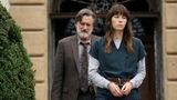 The Sinner – Psychoschauspiel von Jessica Biel und Bill Pullman  Wer war der Mörder? Das ist bei "The Sinner" nicht die Frage. Die leicht genervte Cora Tannetti sitzt mit ihrer Familie am Strand, schwimmt ein paar Züge, isst einen Happen und springt plötzlich auf und ersticht einen Fremden. Die Tat ist klar, aber das Motiv ist es nicht, auch Cora, gespielt von Jessica Biel, kennt es nicht. Sind es ihre Medikamente? Ist es ein Trauma? Oder einfach ihr schlechtes Blut? Cora will es auch gar nicht wissen, sie plädiert auf schuldig, um eine Gerichtsverhandlung und eine Auseinandersetzung zu vermeiden. Bis Detektiv Harry Ambrose auf sie trifft. Der grummelige Einzelgänger ist mindestens so verstört wie die Inhaftierte. Der eigentliche Reiz der Serie liegt weniger im Aufdecken der spanenden Vorgeschichte des Mordes. Die Konfrontation von Cora und Harry macht die Serie einzigartig. Jessica Biel, erprobt in zahlreichen Gruselrollen, spielt Cora mit eingefrorener Schönheit. Nur in Schüben und unter Krämpfen würgt sie einzelne Erinnerungsbrocken herauf. Noch eindrucksvoller gibt Bill Pullman den neurotischen Detektiv, der sich fanatisch in den Fall verbissen hat, und der nur unter Schmerzen die Nähe und den Kontakt zu anderen und auch Cora ertragen kann.