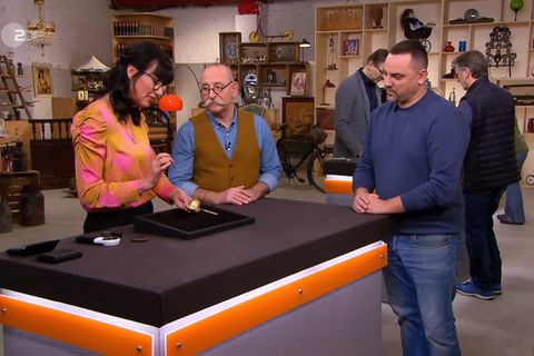 "Bares für Rares"-Expertin Heide Rezepa-Zabel zeigt Moderator Horst Lichter das Uhrwerk der Taschenuhr von Markus Krutzke.