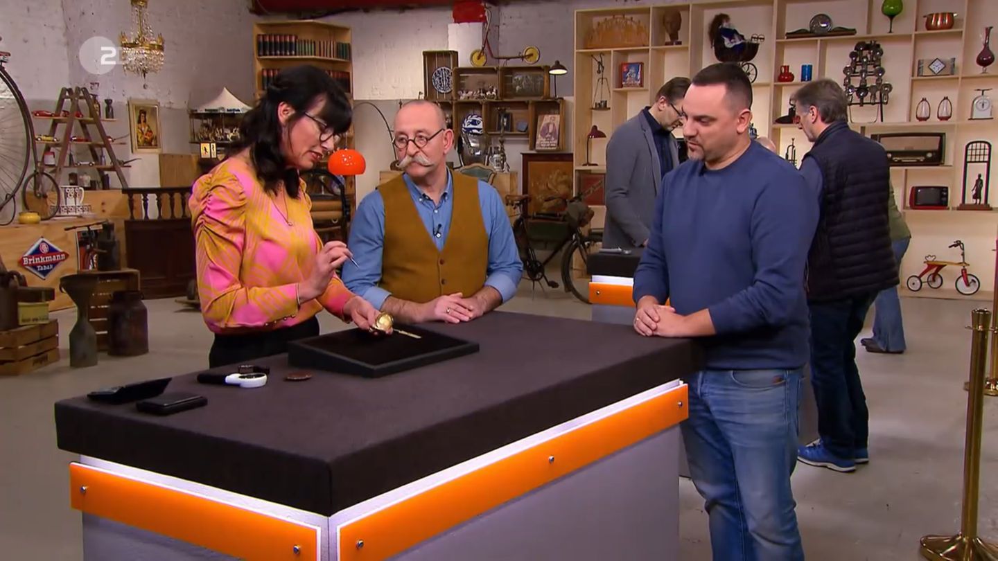 "Bares für Rares"-Expertin Heide Rezepa-Zabel zeigt Moderator Horst Lichter das Uhrwerk der Taschenuhr von Markus Krutzke.