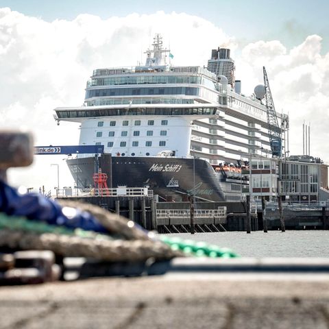 Liegt  seit dem 28. April am Steubenhöft in Cuxhaven und steht unter Quarantäne: das Kreuzfahrtschiff "Mein Schiff 3" von Tui Cruises