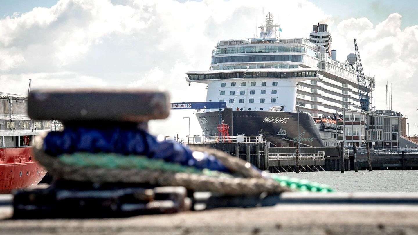 Liegt  seit dem 28. April am Steubenhöft in Cuxhaven und steht unter Quarantäne: das Kreuzfahrtschiff "Mein Schiff 3" von Tui Cruises