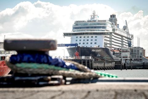 Liegt  seit dem 28. April am Steubenhöft in Cuxhaven und steht unter Quarantäne: das Kreuzfahrtschiff "Mein Schiff 3" von Tui Cruises