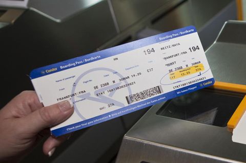 Boarding-Pass vor Kontrollgerät
