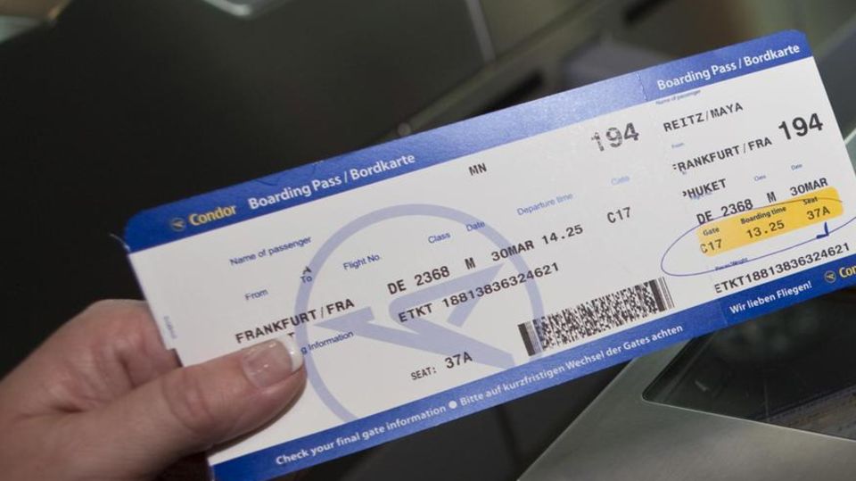 Boarding-Pass vor Kontrollgerät