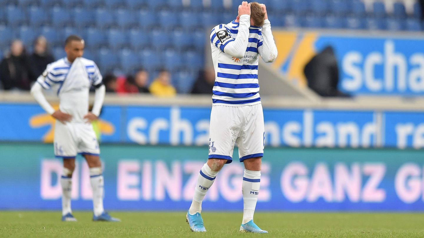Connor Krempicki von Tabellenführer MSV Duisburg ärgert sich Ende Februar nach der knappen Niederlage gegen Verfolger Waldhof Mannheim