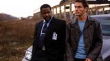 Klassiker und Geheimtipps: The Wire - So komplex wie das Leben Gut, böse, richtig, falsch - während diese Kategorien in Krimis in der Regel klar besetzt sind, schafft "The Wire" sie quasi ab. Ob Polizist oder Dealer, Politiker oder Hafenarbeiter: Alle haben im Milieu von Baltimore irgendwie Dreck am Stecken, alle haben dafür nachvollziehbare Gründe, alle sind menschlich. Mit einer unfassbaren Präzision erzählt die Serie aus dem Alltag einer immer weiter wachsenden Gruppe von Personen und Milieus, verknüpft ihre Geschichten und Schicksale. Die Novelle im Serienformat setzt dabei nicht - wie so oft - auf nervenaufreibende Cliffhanger, sondern plätschert oft sogar vor sich hin. Trotzdem entwickelt sich im Laufe der Zeit ein unbeschreiblicher Sog. Und am Ende nach fünf Staffeln ist man traurig, nicht mehr an den so unterschiedlichen Leben der vielen liebgewonnen und die wenigen verhassten Figuren teilhaben zu dürfen. "The Wire" wird nicht ohne Grund von vielen als beste Serie aller Zeiten gesehen. Alle Staffeln gibt es bei Sky Ticket.