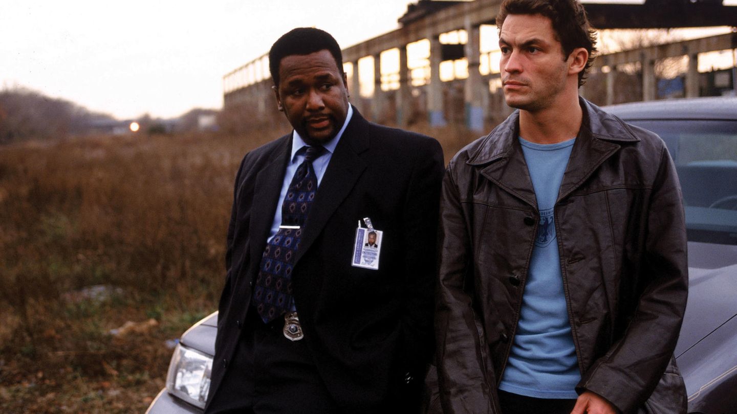 Klassiker und Geheimtipps: The Wire - So komplex wie das Leben Gut, böse, richtig, falsch - während diese Kategorien in Krimis in der Regel klar besetzt sind, schafft "The Wire" sie quasi ab. Ob Polizist oder Dealer, Politiker oder Hafenarbeiter: Alle haben im Milieu von Baltimore irgendwie Dreck am Stecken, alle haben dafür nachvollziehbare Gründe, alle sind menschlich. Mit einer unfassbaren Präzision erzählt die Serie aus dem Alltag einer immer weiter wachsenden Gruppe von Personen und Milieus, verknüpft ihre Geschichten und Schicksale. Die Novelle im Serienformat setzt dabei nicht - wie so oft - auf nervenaufreibende Cliffhanger, sondern plätschert oft sogar vor sich hin. Trotzdem entwickelt sich im Laufe der Zeit ein unbeschreiblicher Sog. Und am Ende nach fünf Staffeln ist man traurig, nicht mehr an den so unterschiedlichen Leben der vielen liebgewonnen und die wenigen verhassten Figuren teilhaben zu dürfen. "The Wire" wird nicht ohne Grund von vielen als beste Serie aller Zeiten gesehen. Alle Staffeln gibt es bei Sky Ticket. Klassiker und Geheimtipps: The Wire - So komplex wie das Leben Gut, böse, richtig, falsch - während diese Kategorien in Krimis in der Regel klar besetzt sind, schafft "The Wire" sie quasi ab. Ob Polizist oder Dealer, Politiker oder Hafenarbeiter: Alle haben im Milieu von Baltimore irgendwie Dreck am Stecken, alle haben dafür nachvollziehbare Gründe, alle sind menschlich. Mit einer unfassbaren Präzision erzählt die Serie aus dem Alltag einer immer weiter wachsenden Gruppe von Personen und Milieus, verknüpft ihre Geschichten und Schicksale. Die Novelle im Serienformat setzt dabei nicht - wie so oft - auf nervenaufreibende Cliffhanger, sondern plätschert oft sogar vor sich hin. Trotzdem entwickelt sich im Laufe der Zeit ein unbeschreiblicher Sog. Und am Ende nach fünf Staffeln ist man traurig, nicht mehr an den so unterschiedlichen Leben der vielen liebgewonnen und die wenigen verhassten Figuren teilhaben zu dürfen. "The Wire" wird nicht ohne Grund von vielen als beste Serie aller Zeiten gesehen. Alle Staffeln gibt es bei Sky Ticket.