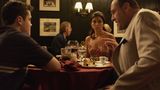 Klassiker und Geheimtipps: Die Sopranos: Familien-Bande Tony Soprano ist Familienvater, hat eine Geliebte und Panikattacken und ist deswegen in Therapie. Schließlich kann man sich das als Mafia-Boss nicht leisten. Der großartig gespielte, des oft brutalen, aber zutiefst menschlichen Gangsters und seines Kampfes mit sich selbst, seinem Job und den Menschen, die ihn umgeben, macht "The Sopranos" auch mehr als 13 Jahre nach dem Finale weiterhin zu einer der best erzählten TV-Geschichten. Und zur Blaupause für viele Serien, die später kamen.  "The Sopranos" ist in Sky Ticket enthalten.
