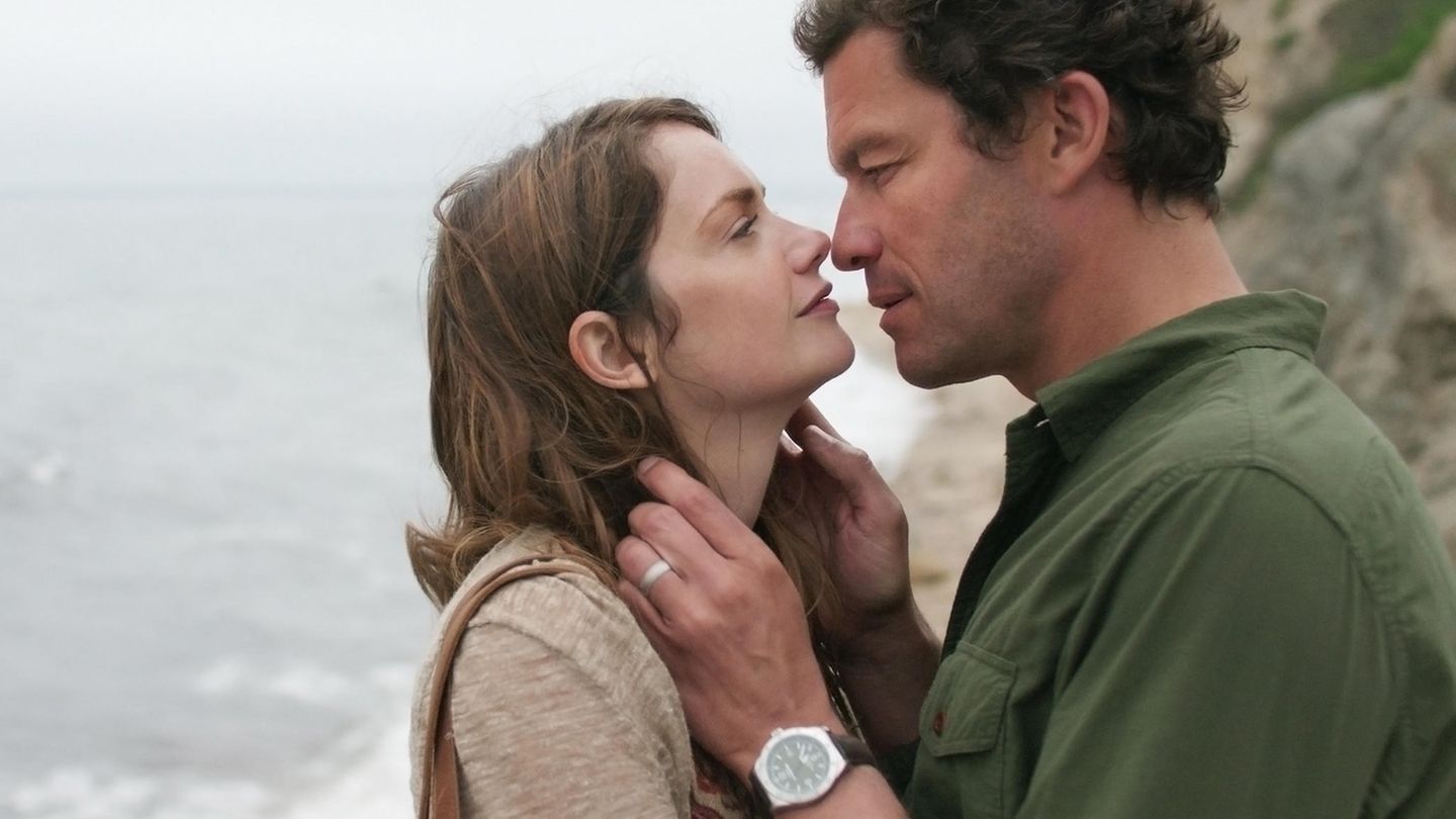Klassiker und Geheimtipps: The Affair - ein anderer Blickwinkel Ein Mann trifft eine Frau - und beide verlieben sich. Schlecht, dass beide verheiratet sind. Und dann ist da noch ein Todesfall. "The Affair" wagt etwas, das noch keine Serie tat und erzählt oft dieselbe Szene gleich mehrfach, nur aus dem Winkel einer anderen Hauptfigur. Mit cleveren, subtilen Unterschieden zeichnet sie so die unterschiedliche Wahrnehmung der Figuren nach. Und deren eigene Wahrheiten. Von denen gibt es im Laufe einer Polizeiermittlung doch einige. Irgendwann bleibt man dann alleine wegen der komplexen Figuren immer weiter dran. Alle fünf Staffeln von "The Affair" sind in Amazon Prime Video enthalten