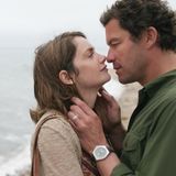 Klassiker und Geheimtipps: The Affair - ein anderer Blickwinkel Ein Mann trifft eine Frau - und beide verlieben sich. Schlecht, dass beide verheiratet sind. Und dann ist da noch ein Todesfall. "The Affair" wagt etwas, das noch keine Serie tat und erzählt oft dieselbe Szene gleich mehrfach, nur aus dem Winkel einer anderen Hauptfigur. Mit cleveren, subtilen Unterschieden zeichnet sie so die unterschiedliche Wahrnehmung der Figuren nach. Und deren eigene Wahrheiten. Von denen gibt es im Laufe einer Polizeiermittlung doch einige. Irgendwann bleibt man dann alleine wegen der komplexen Figuren immer weiter dran. Alle fünf Staffeln von "The Affair" sind in Amazon Prime Video enthalten