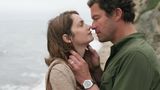 Klassiker und Geheimtipps: The Affair - ein anderer Blickwinkel Ein Mann trifft eine Frau - und beide verlieben sich. Schlecht, dass beide verheiratet sind. Und dann ist da noch ein Todesfall. "The Affair" wagt etwas, das noch keine Serie tat und erzählt oft dieselbe Szene gleich mehrfach, nur aus dem Winkel einer anderen Hauptfigur. Mit cleveren, subtilen Unterschieden zeichnet sie so die unterschiedliche Wahrnehmung der Figuren nach. Und deren eigene Wahrheiten. Von denen gibt es im Laufe einer Polizeiermittlung doch einige. Irgendwann bleibt man dann alleine wegen der komplexen Figuren immer weiter dran. Alle fünf Staffeln von "The Affair" sind in Amazon Prime Video enthalten