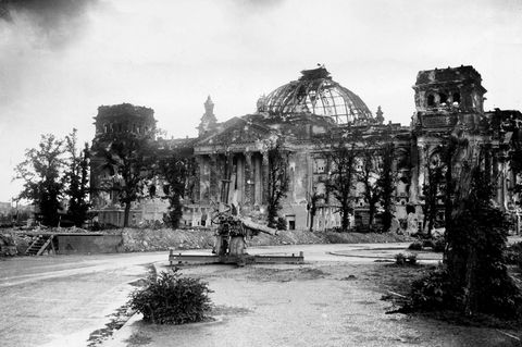 Das stark beschädigte Berliner Reichstagsgebäude 1945 in einer Schwarz-Weiß-Aufnahme
