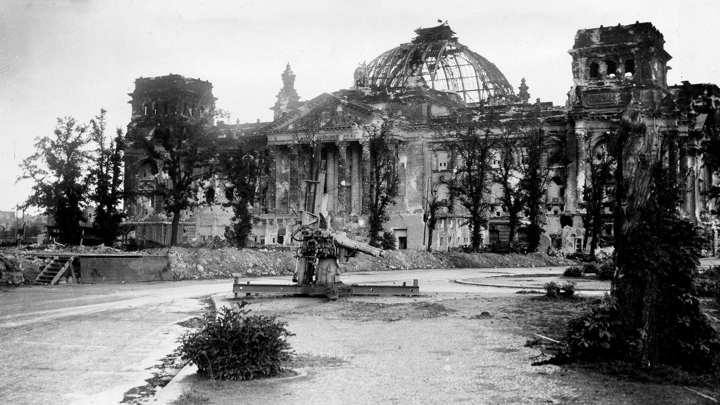 Das stark beschädigte Berliner Reichstagsgebäude 1945 in einer Schwarz-Weiß-Aufnahme