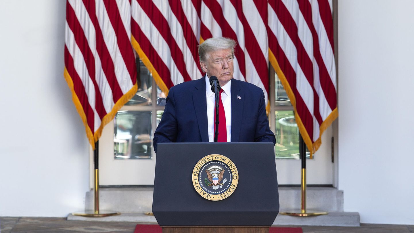 Donald Trump, Präsident der USA, spricht während des nationalen Gebetstages im Rosengarten des Weißen Hauses