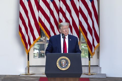 Donald Trump, Präsident der USA, spricht während des nationalen Gebetstages im Rosengarten des Weißen Hauses