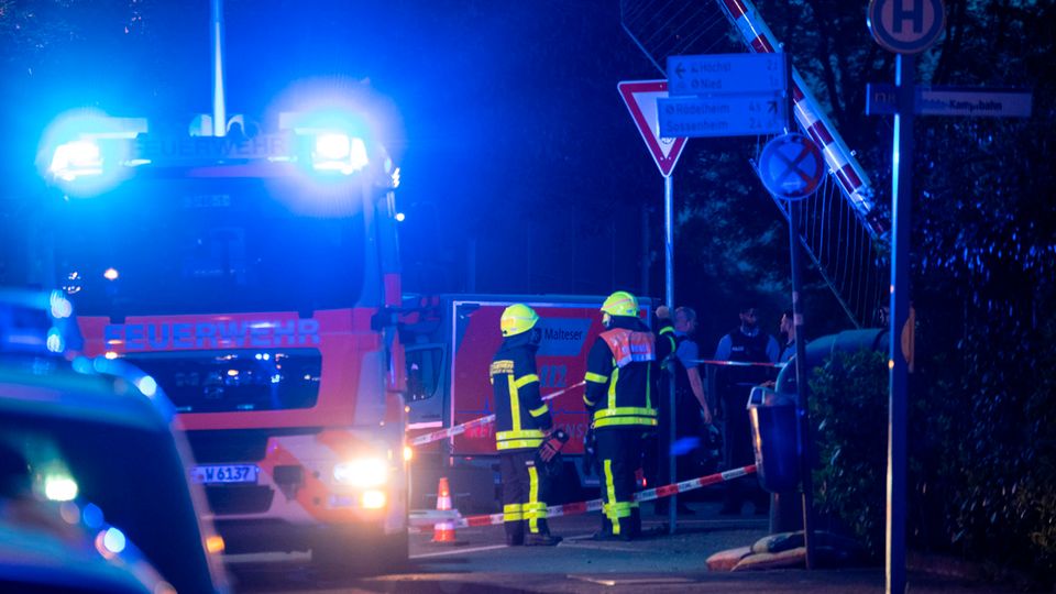Nachrichten aus Deutschland: 16-Jährige stirbt an beschranktem Bahnübergang Nachrichten aus Deutschland: Feuerwehrleute stehen am abgesperrten Einsatzort