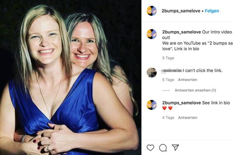 Zwei Frauen strahlen glücklich in die Kamera