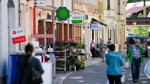 Thüringen, Greiz: Besucher der Innenstadt von Greiz gehen durch eine Einkaufsstraße im Zentrum der Altstadt
